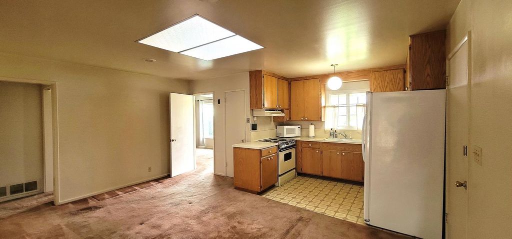 Photo of 211 Primrose Drive, Salinas, CA 93906 (MLS # ML82027337)