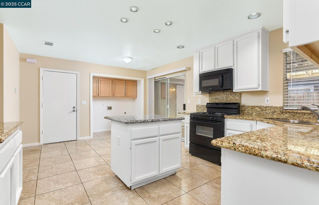 Photo of 121 Copper Leaf Way, Sacramento, CA 95838 (MLS # 41116223)