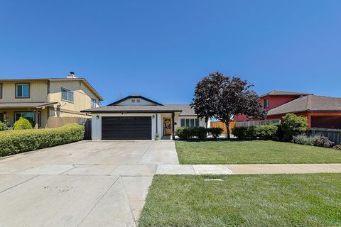 Photo of 544 Saint George, Salinas, CA 93905 (MLS # ML82032332)