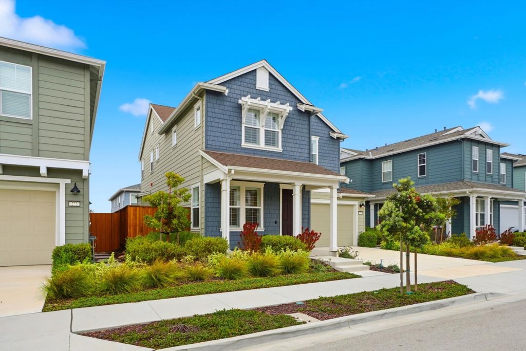 Photo of 275 Skyview Drive, Marina, CA 93933 (MLS # ML82025967)