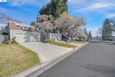 Photo of 7551 Maywood Dr, Pleasanton, CA 94588 (MLS # 41130484)