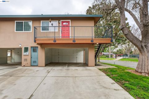 Photo of 8185 Arroyo Dr #4, Pleasanton, CA 94588 (MLS # 41124729)