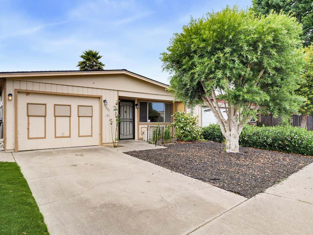 Photo of 525 El Rio Street, Watsonville, CA 95076 (MLS # ML82054066)
