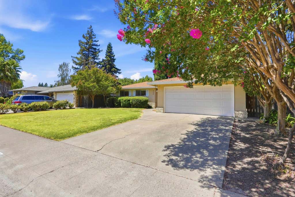 Photo of 6250 Riverside Boulevard, Sacramento, CA 95831 (MLS # ML82056193)
