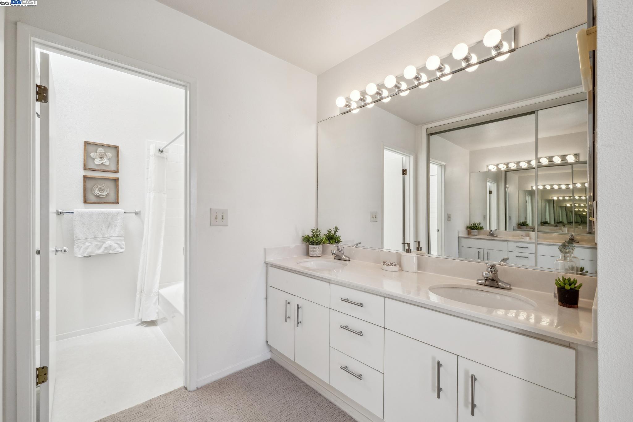 Alameda, California 94501, United States, 2 Bedrooms Bedrooms, ,2 BathroomsBathrooms,Residential,Pending,137970