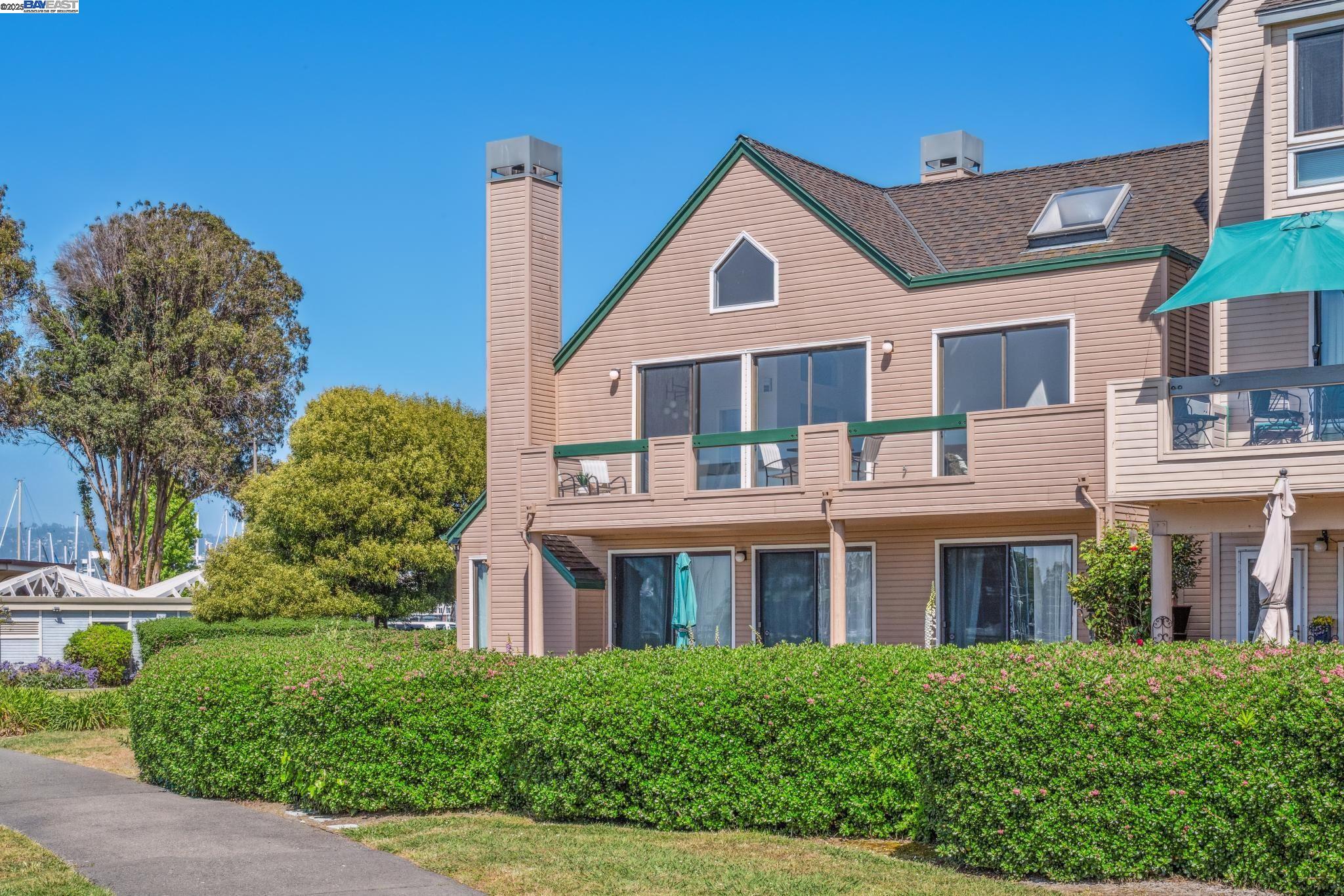 Alameda, California 94501, United States, 2 Bedrooms Bedrooms, ,2 BathroomsBathrooms,Residential,Pending,137970