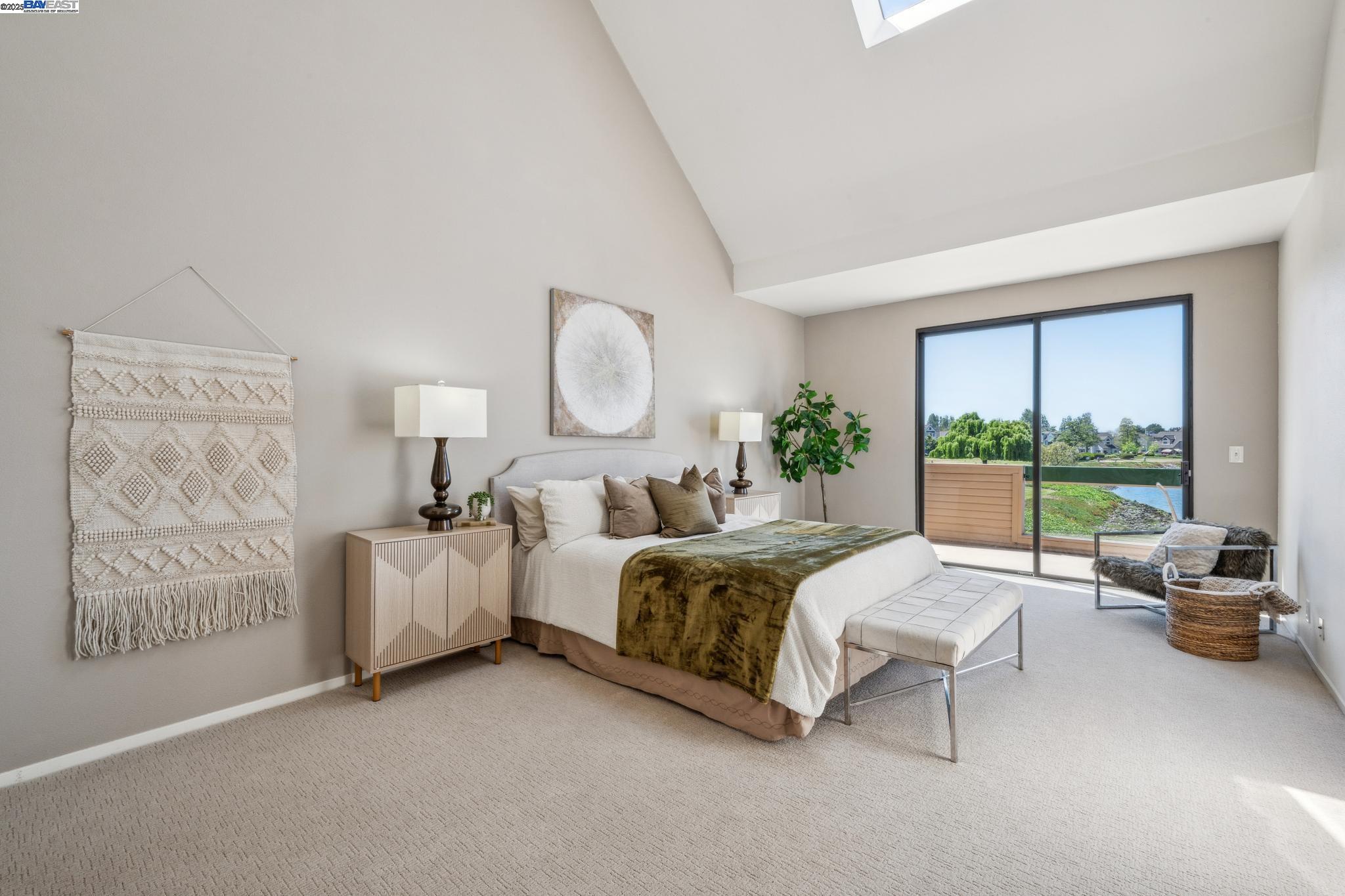 Alameda, California 94501, United States, 2 Bedrooms Bedrooms, ,2 BathroomsBathrooms,Residential,Pending,137970