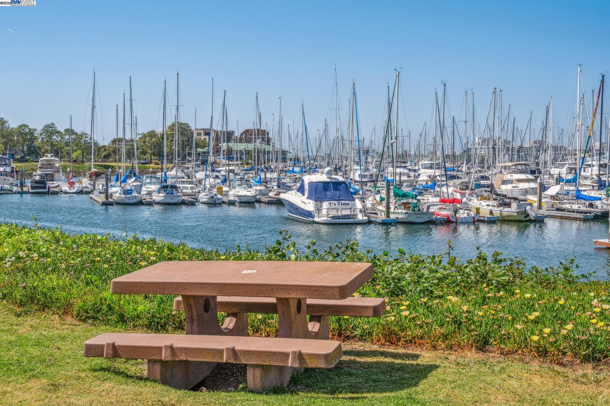 Alameda, California 94501, United States, 2 Bedrooms Bedrooms, ,2 BathroomsBathrooms,Residential,Pending,137970