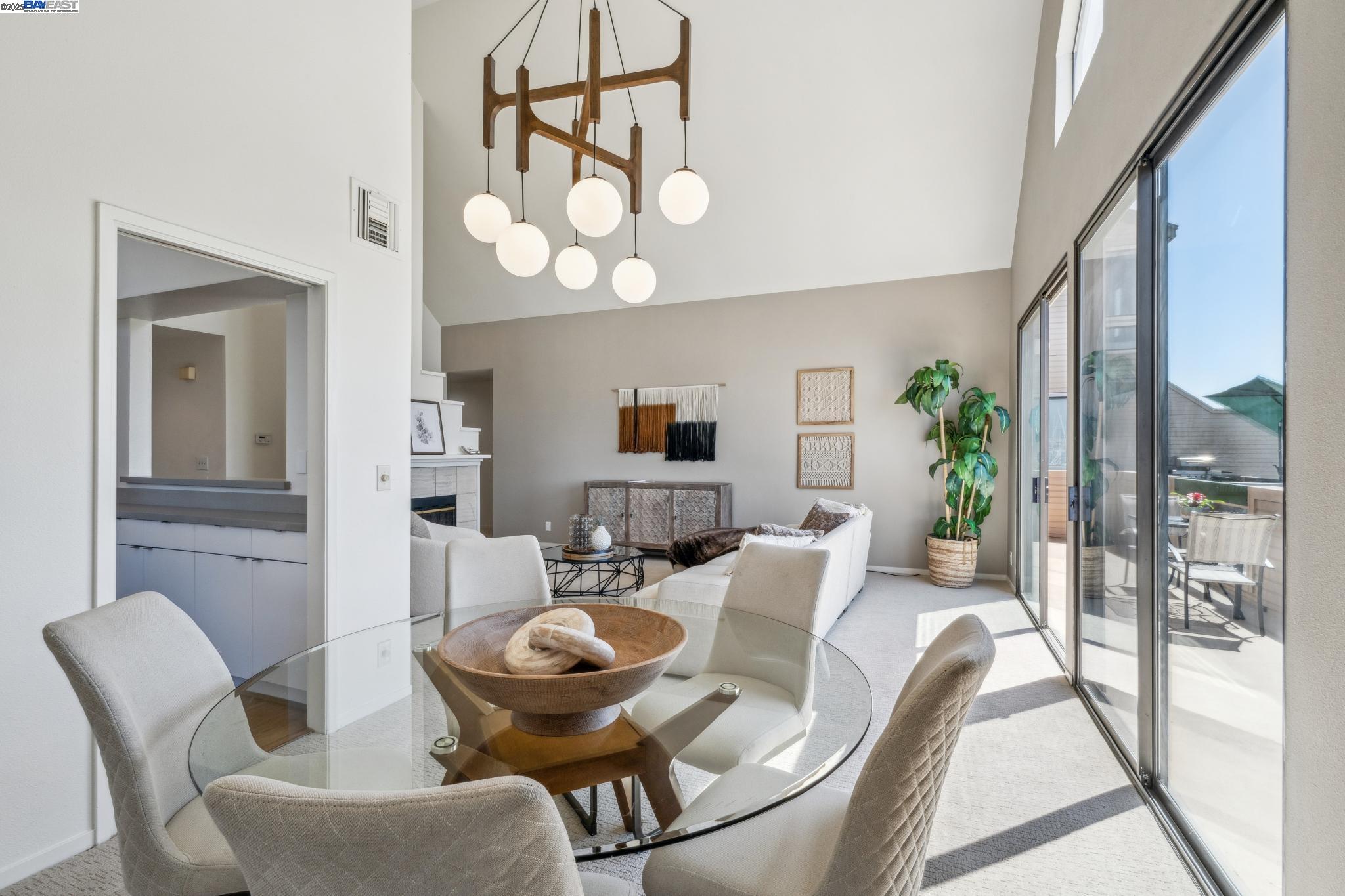 Alameda, California 94501, United States, 2 Bedrooms Bedrooms, ,2 BathroomsBathrooms,Residential,Pending,137970