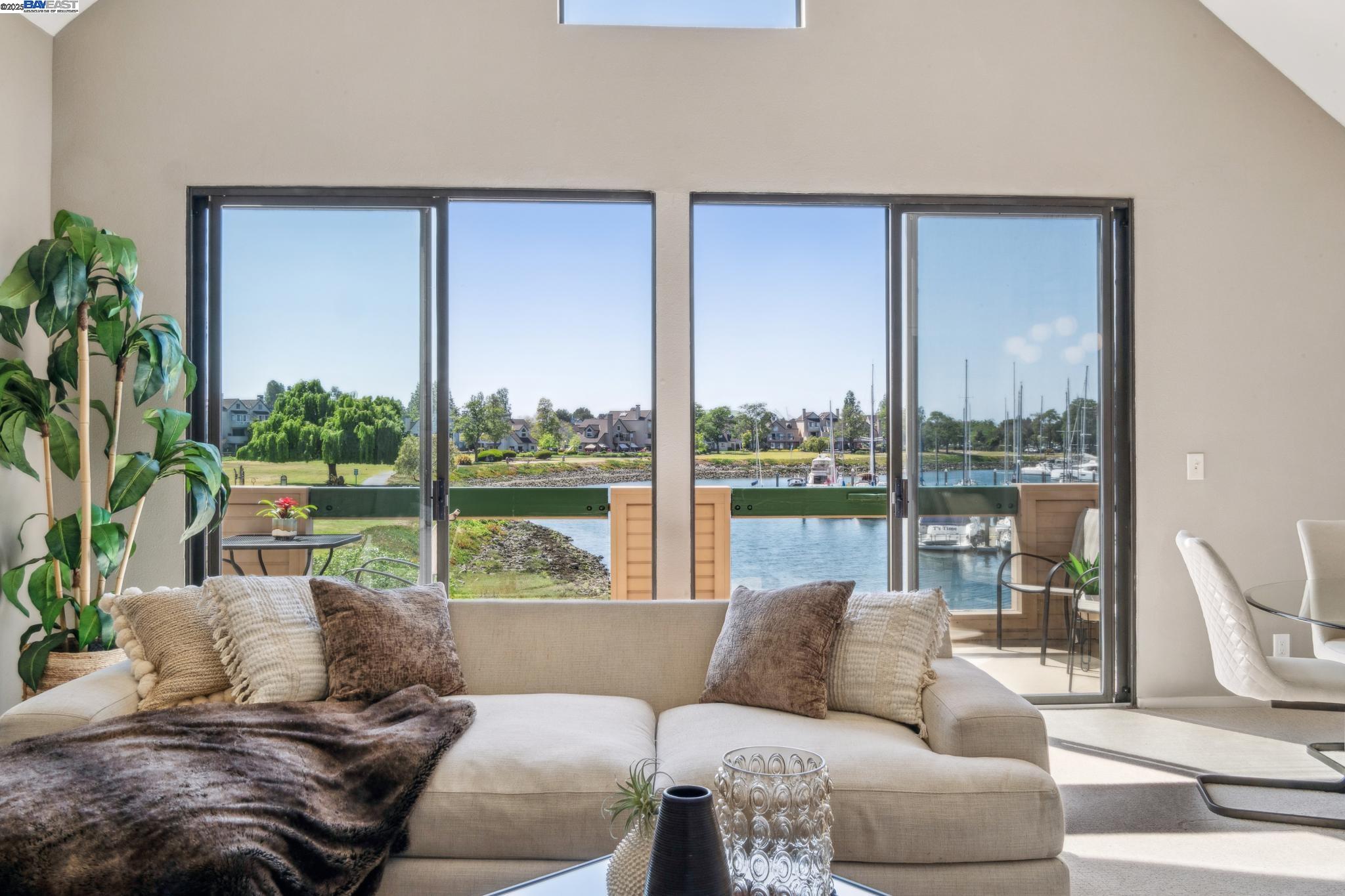 Alameda, California 94501, United States, 2 Bedrooms Bedrooms, ,2 BathroomsBathrooms,Residential,Pending,137970