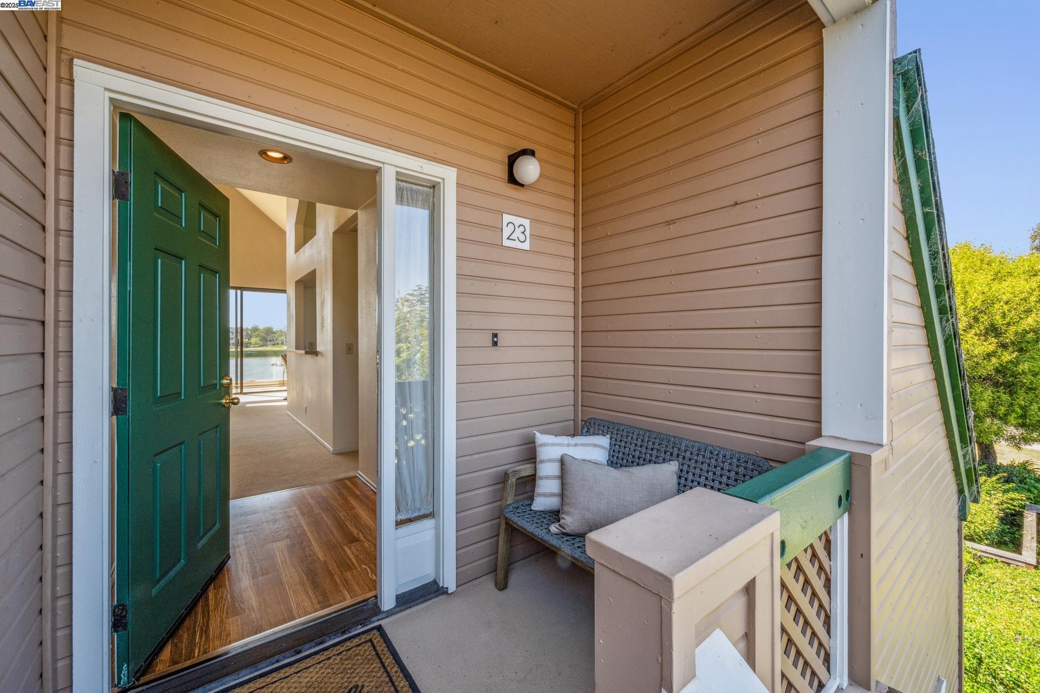 Alameda, California 94501, United States, 2 Bedrooms Bedrooms, ,2 BathroomsBathrooms,Residential,Pending,137970