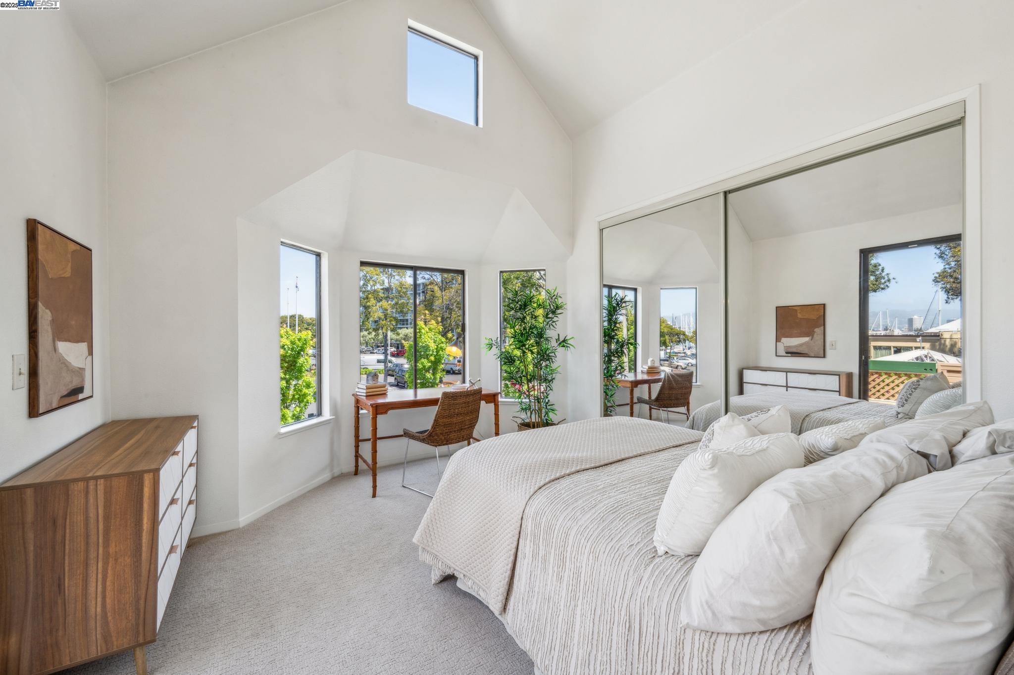 Alameda, California 94501, United States, 2 Bedrooms Bedrooms, ,2 BathroomsBathrooms,Residential,Pending,137970