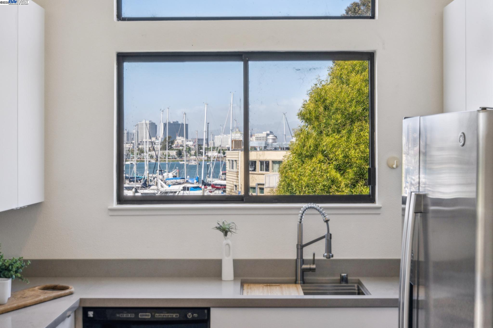 Alameda, California 94501, United States, 2 Bedrooms Bedrooms, ,2 BathroomsBathrooms,Residential,Pending,137970