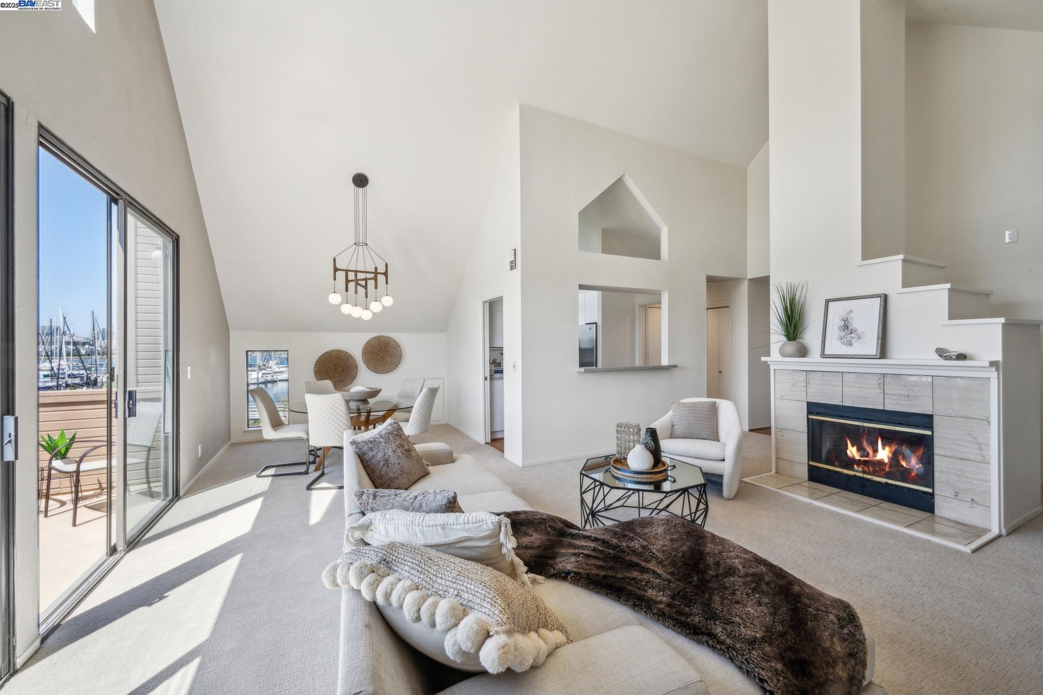 Alameda, California 94501, United States, 2 Bedrooms Bedrooms, ,2 BathroomsBathrooms,Residential,Pending,137970