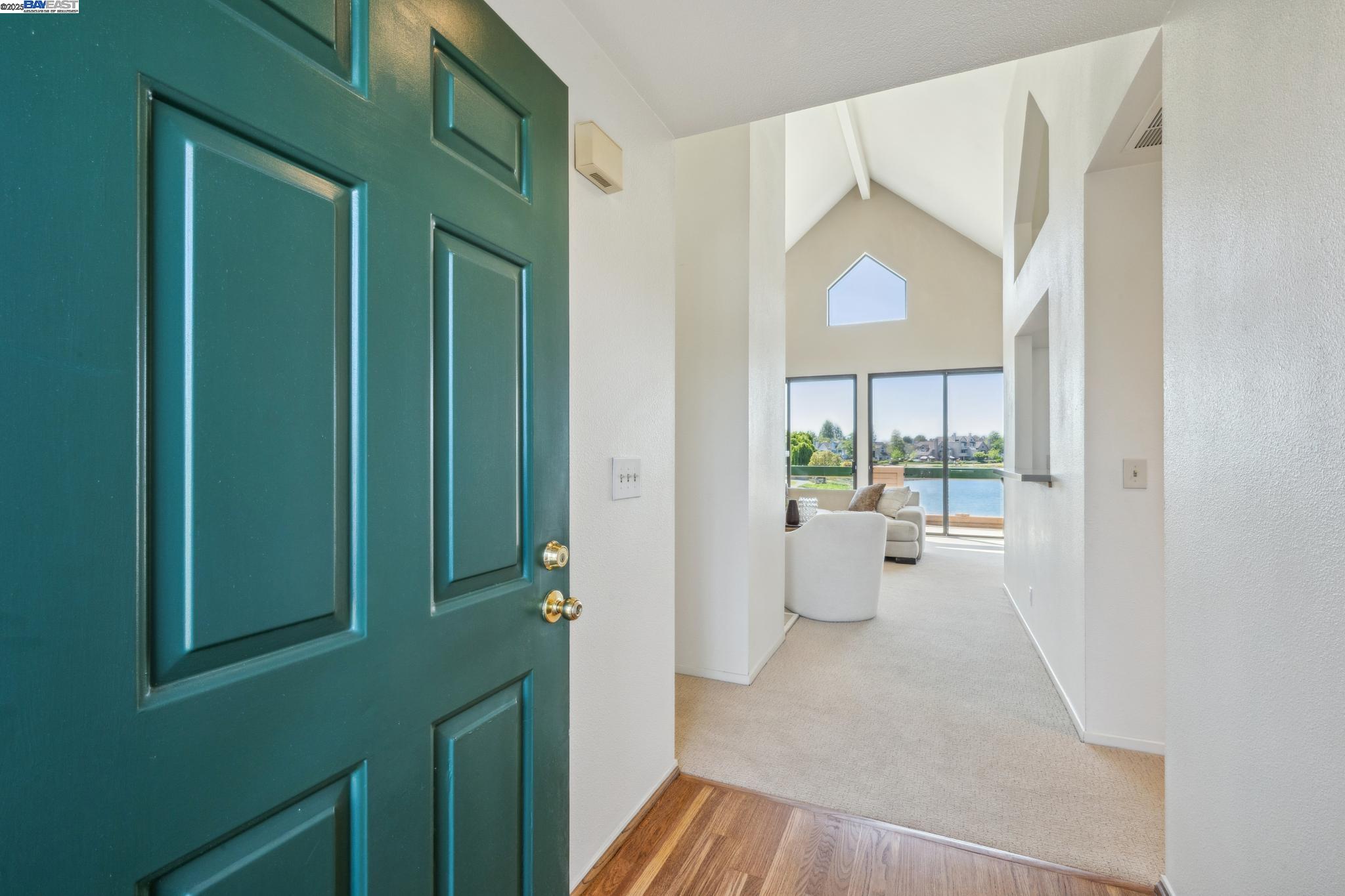 Alameda, California 94501, United States, 2 Bedrooms Bedrooms, ,2 BathroomsBathrooms,Residential,Pending,137970