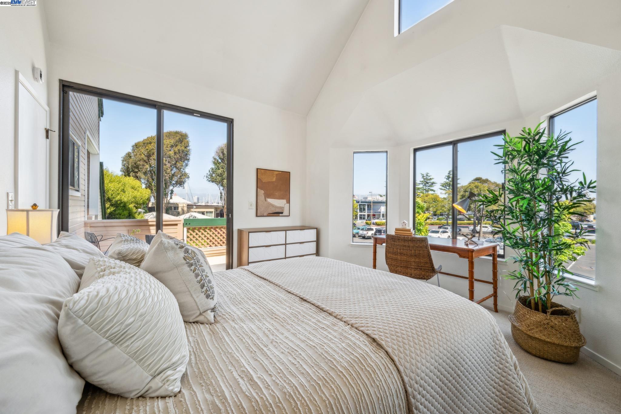 Alameda, California 94501, United States, 2 Bedrooms Bedrooms, ,2 BathroomsBathrooms,Residential,Pending,137970