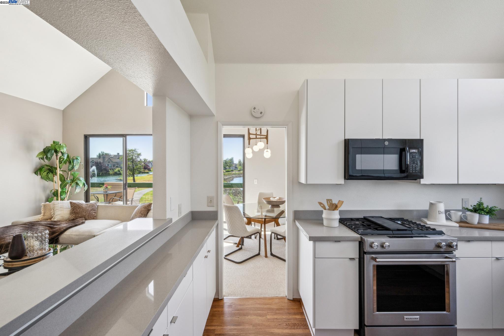 Alameda, California 94501, United States, 2 Bedrooms Bedrooms, ,2 BathroomsBathrooms,Residential,Pending,137970