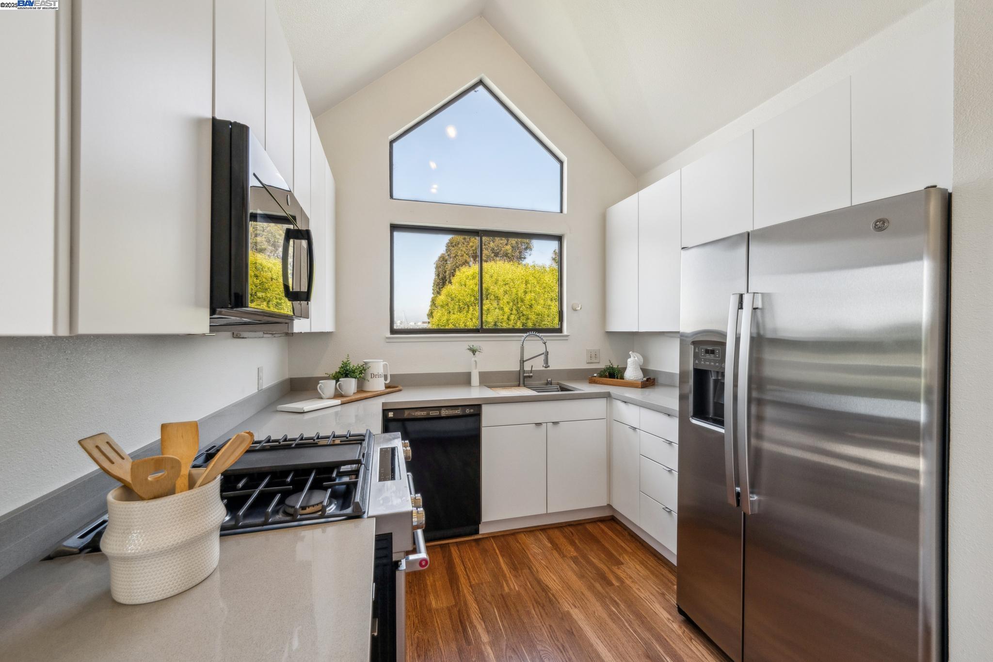 Alameda, California 94501, United States, 2 Bedrooms Bedrooms, ,2 BathroomsBathrooms,Residential,Pending,137970