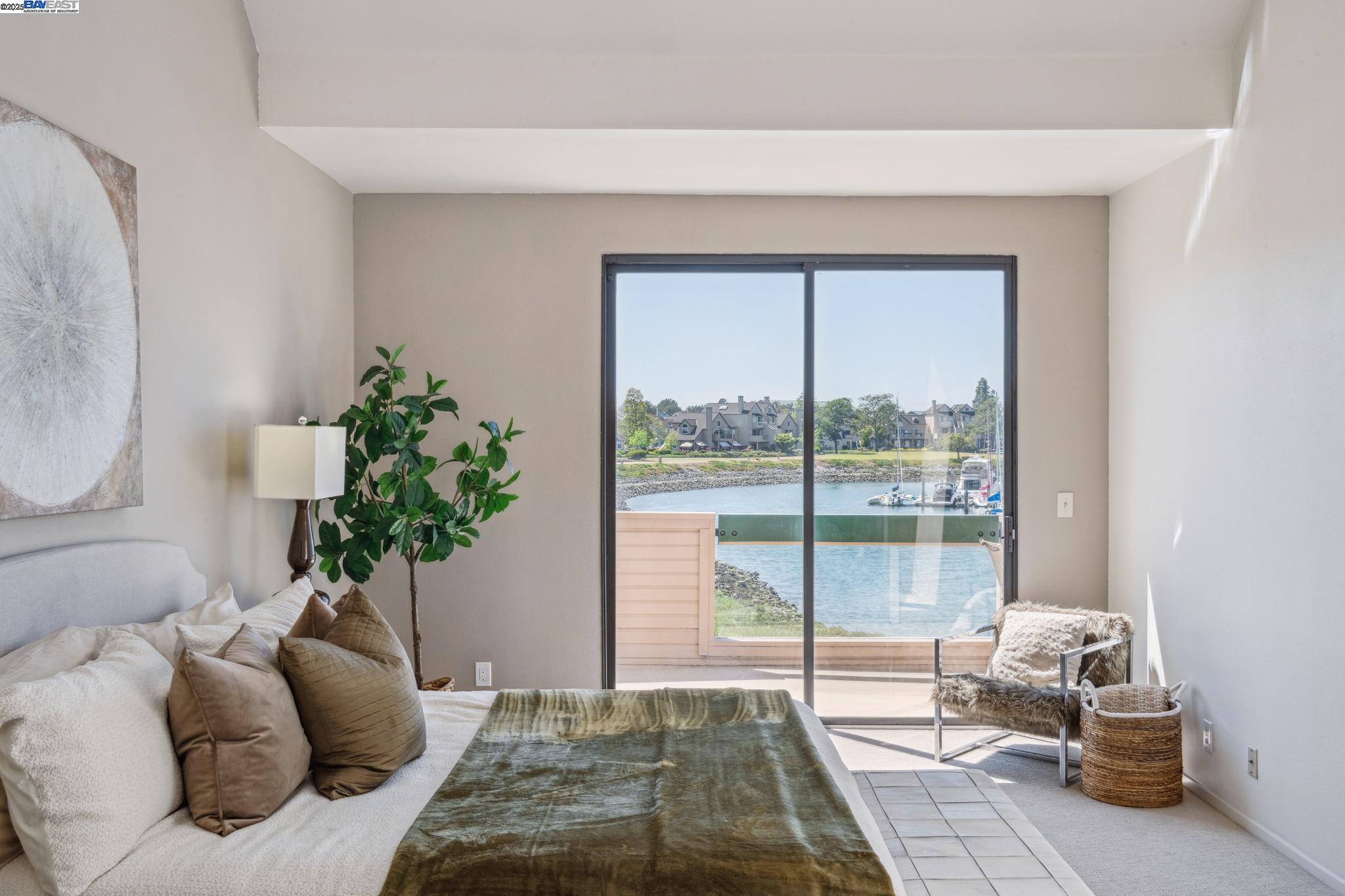 Alameda, California 94501, United States, 2 Bedrooms Bedrooms, ,2 BathroomsBathrooms,Residential,Pending,137970