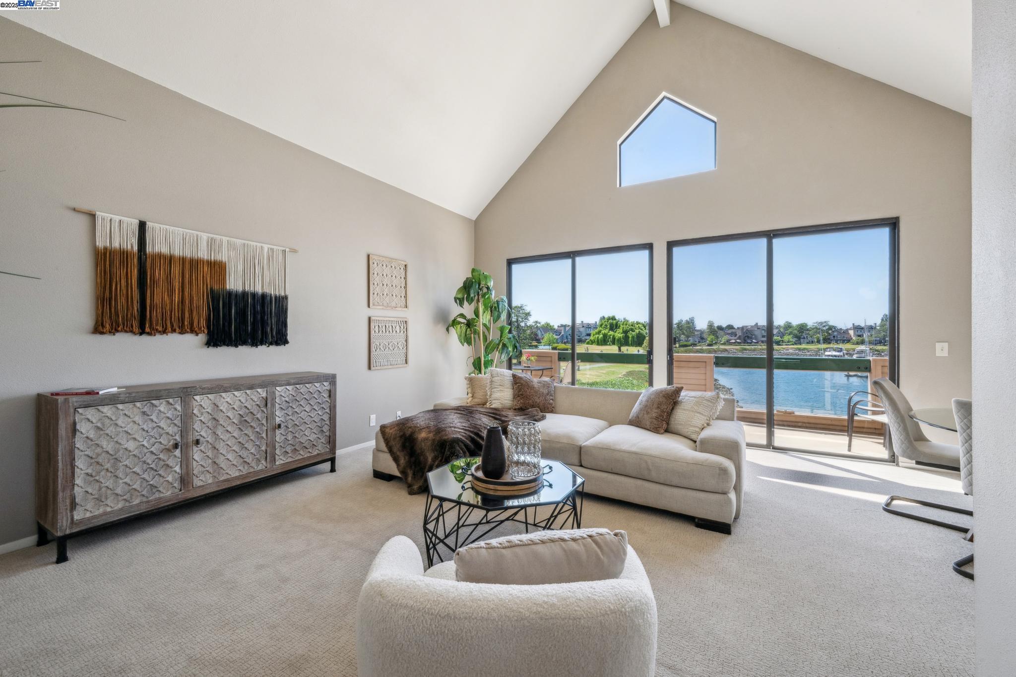 Alameda, California 94501, United States, 2 Bedrooms Bedrooms, ,2 BathroomsBathrooms,Residential,Pending,137970