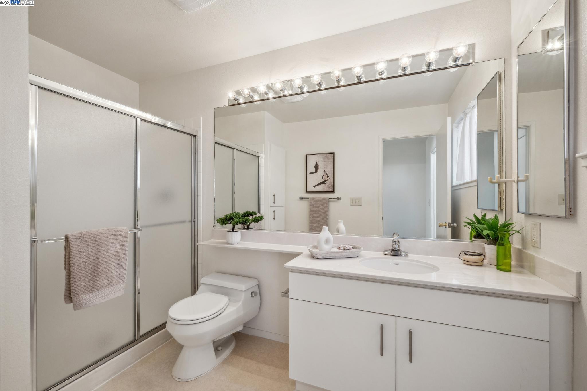 Alameda, California 94501, United States, 2 Bedrooms Bedrooms, ,2 BathroomsBathrooms,Residential,Pending,137970