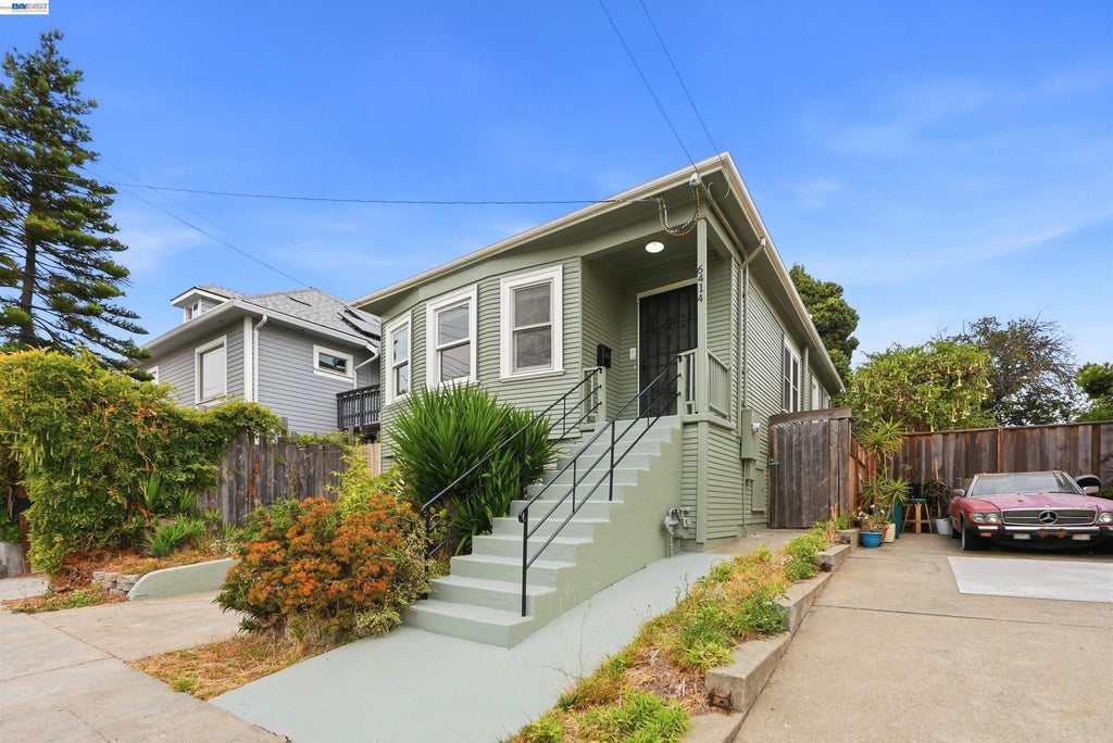 Photo of 6414 Herzog St, Oakland, CA 94608 (MLS # 41145793)