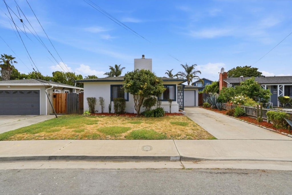 Photo of 25 Bronson Street, Watsonville, CA 95076 (MLS # ML82056179)