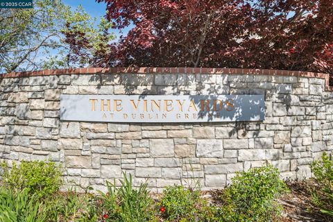 Photo of 4612 Sandyford Ct, Dublin, CA 94568 (MLS # 41095187)