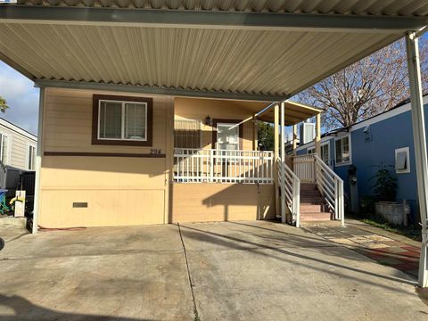 Photo of 294 Winnipeg Ter, Fremont, CA 94538 (MLS # 41119377)