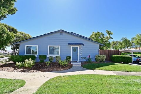Photo of 1031 Spring Valley Cmn, Livermore, CA 94551 (MLS # 41120073)