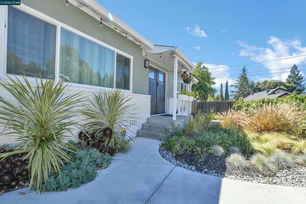 Photo of 2160 Walnut St, Martinez, CA 94553 (MLS # 41143026)