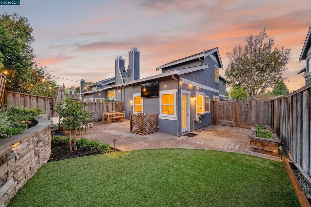 Photo of 300 Bridgeside Circle, Danville, CA 94506 (MLS # 41129970)