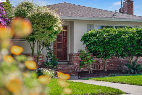 Photo of 18419 Clifton Way, Castro Valley, CA 94546 (MLS # 41132617)