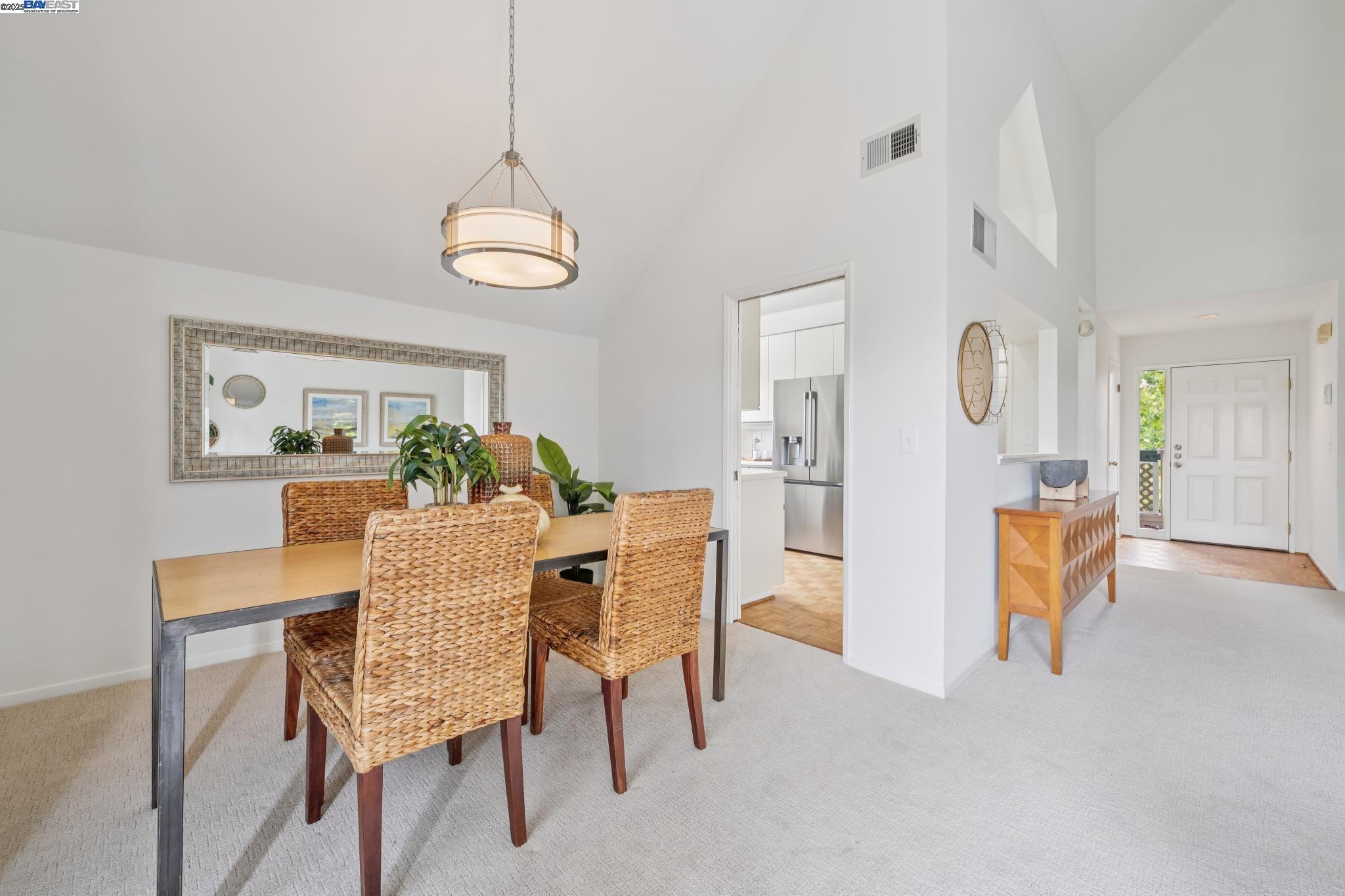 Alameda, California 94501, United States, 2 Bedrooms Bedrooms, ,2 BathroomsBathrooms,Residential,Active,194807