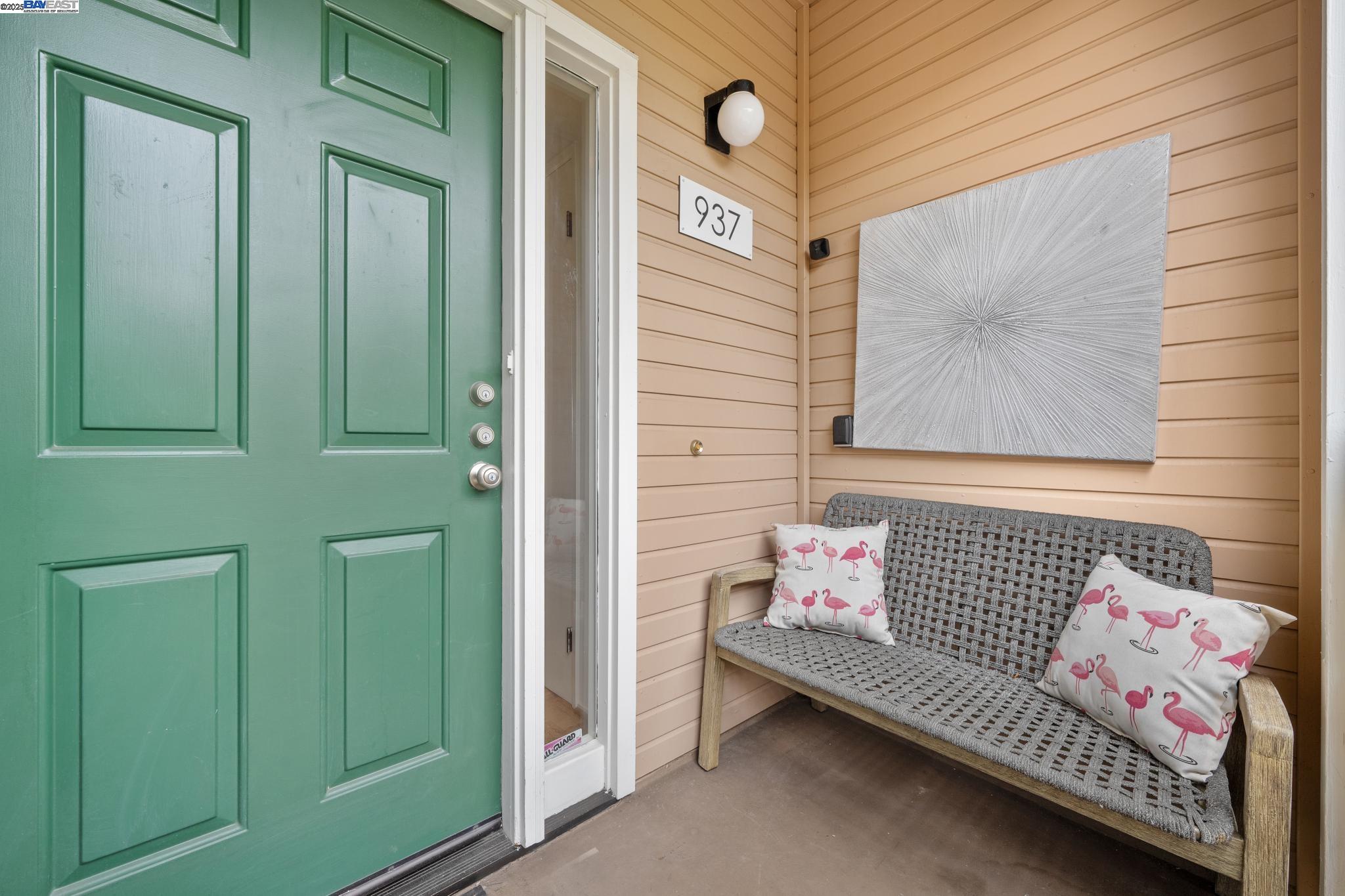 Alameda, California 94501, United States, 2 Bedrooms Bedrooms, ,2 BathroomsBathrooms,Residential,Active,194807