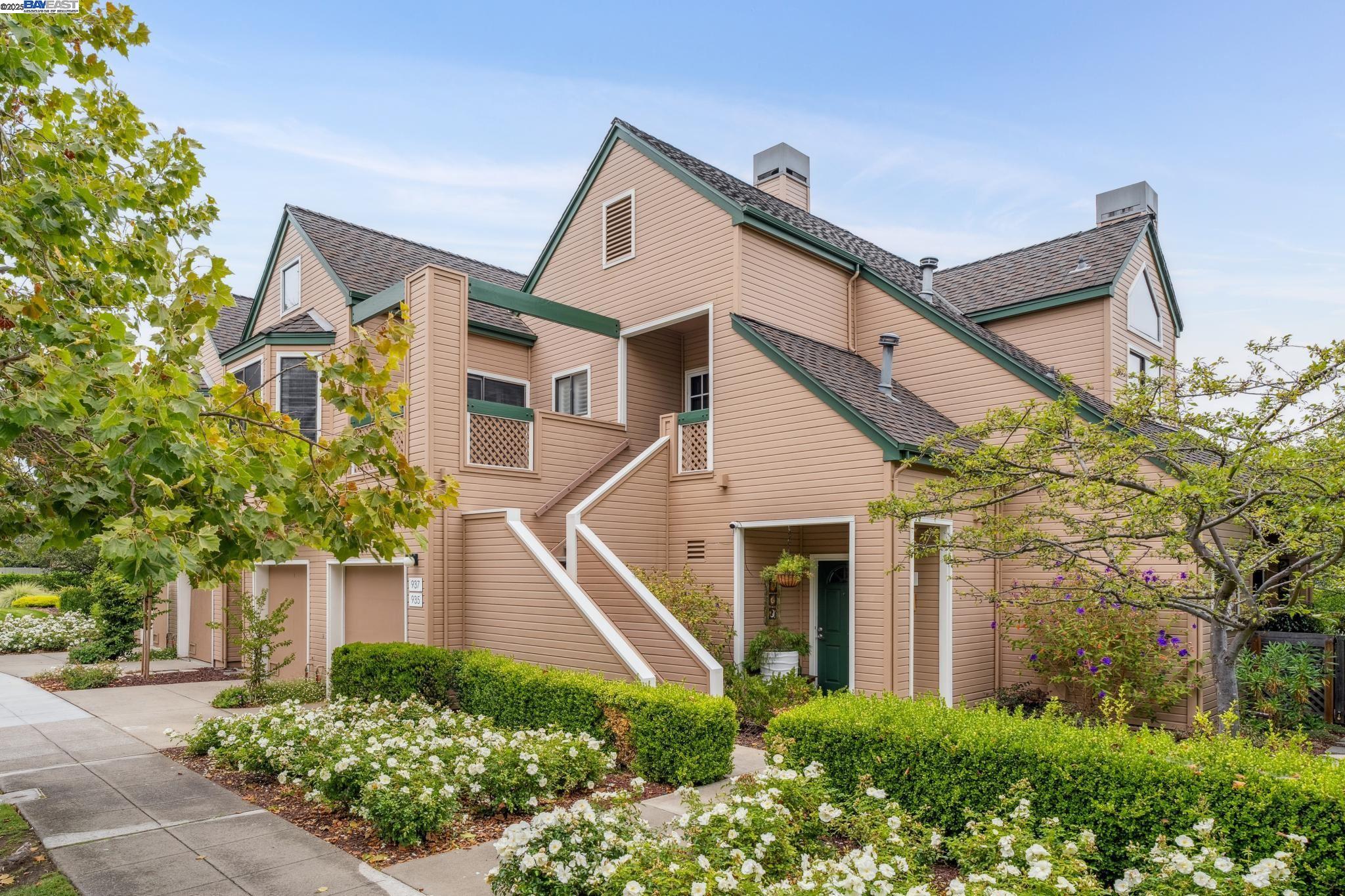 Alameda, California 94501, United States, 2 Bedrooms Bedrooms, ,2 BathroomsBathrooms,Residential,Active,194807