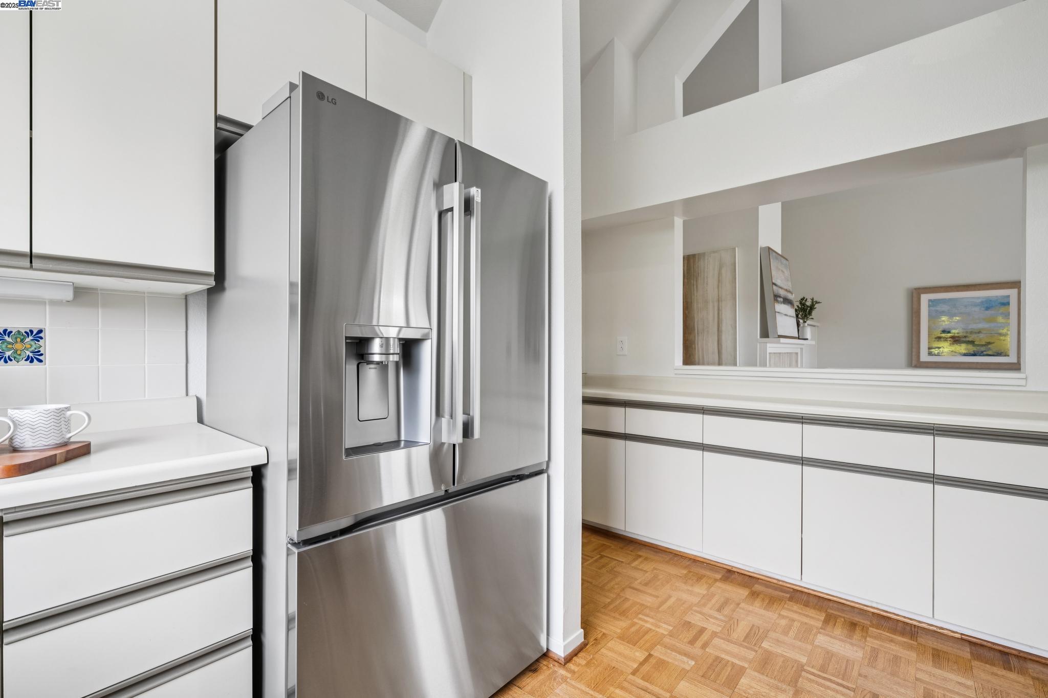 Alameda, California 94501, United States, 2 Bedrooms Bedrooms, ,2 BathroomsBathrooms,Residential,Active,194807