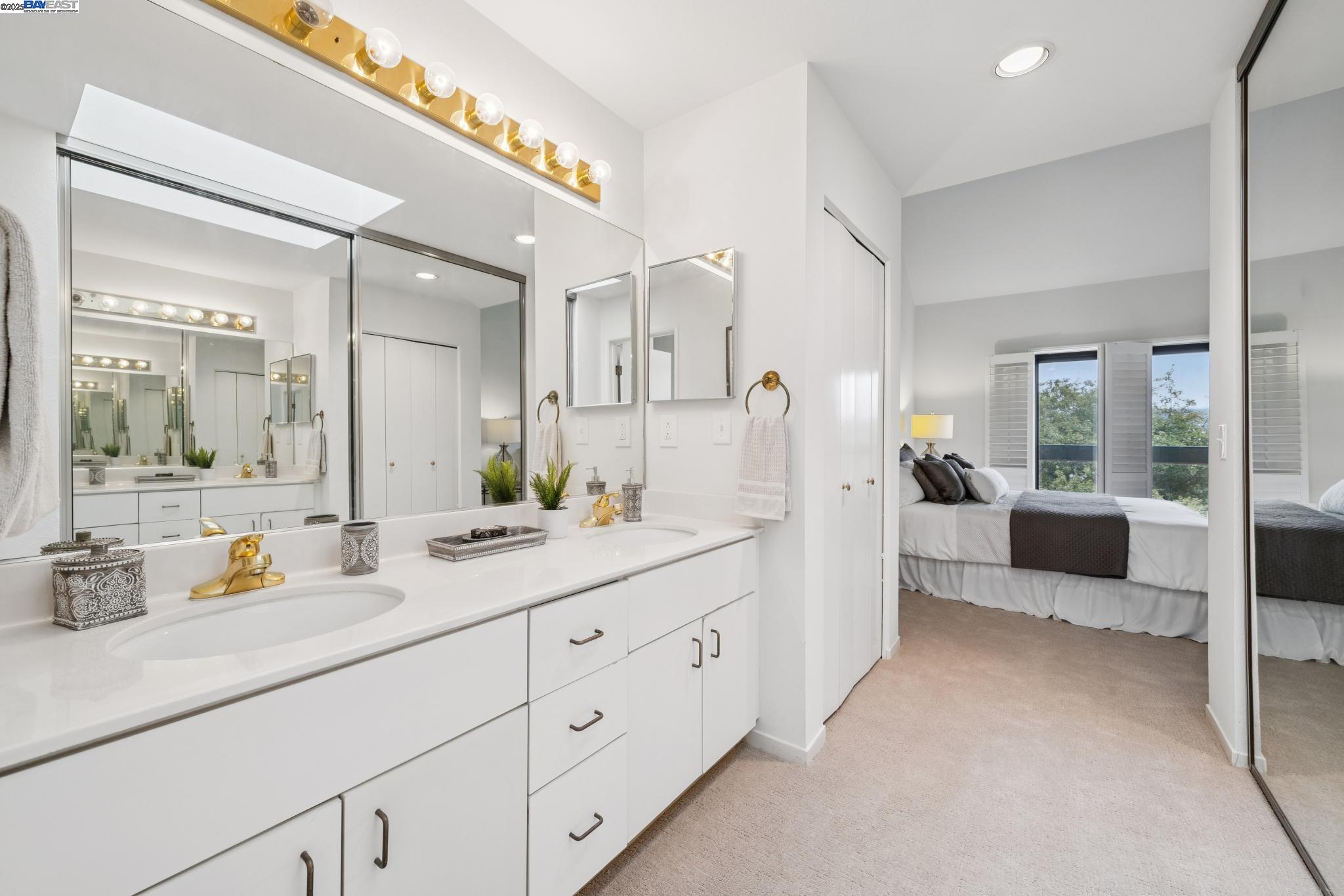 Alameda, California 94501, United States, 2 Bedrooms Bedrooms, ,2 BathroomsBathrooms,Residential,Active,194807