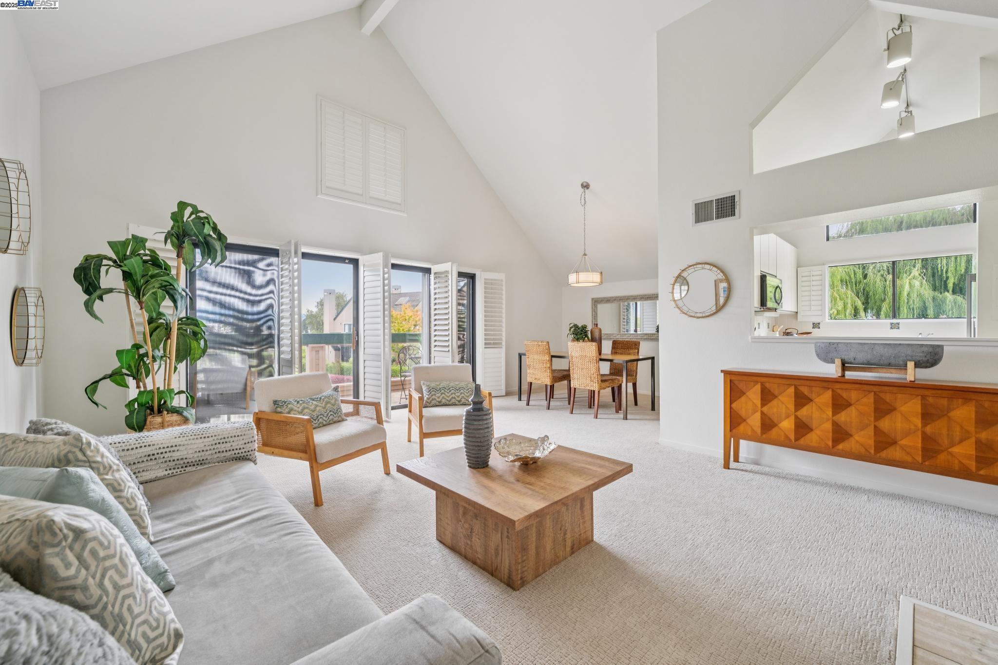 Alameda, California 94501, United States, 2 Bedrooms Bedrooms, ,2 BathroomsBathrooms,Residential,Active,194807