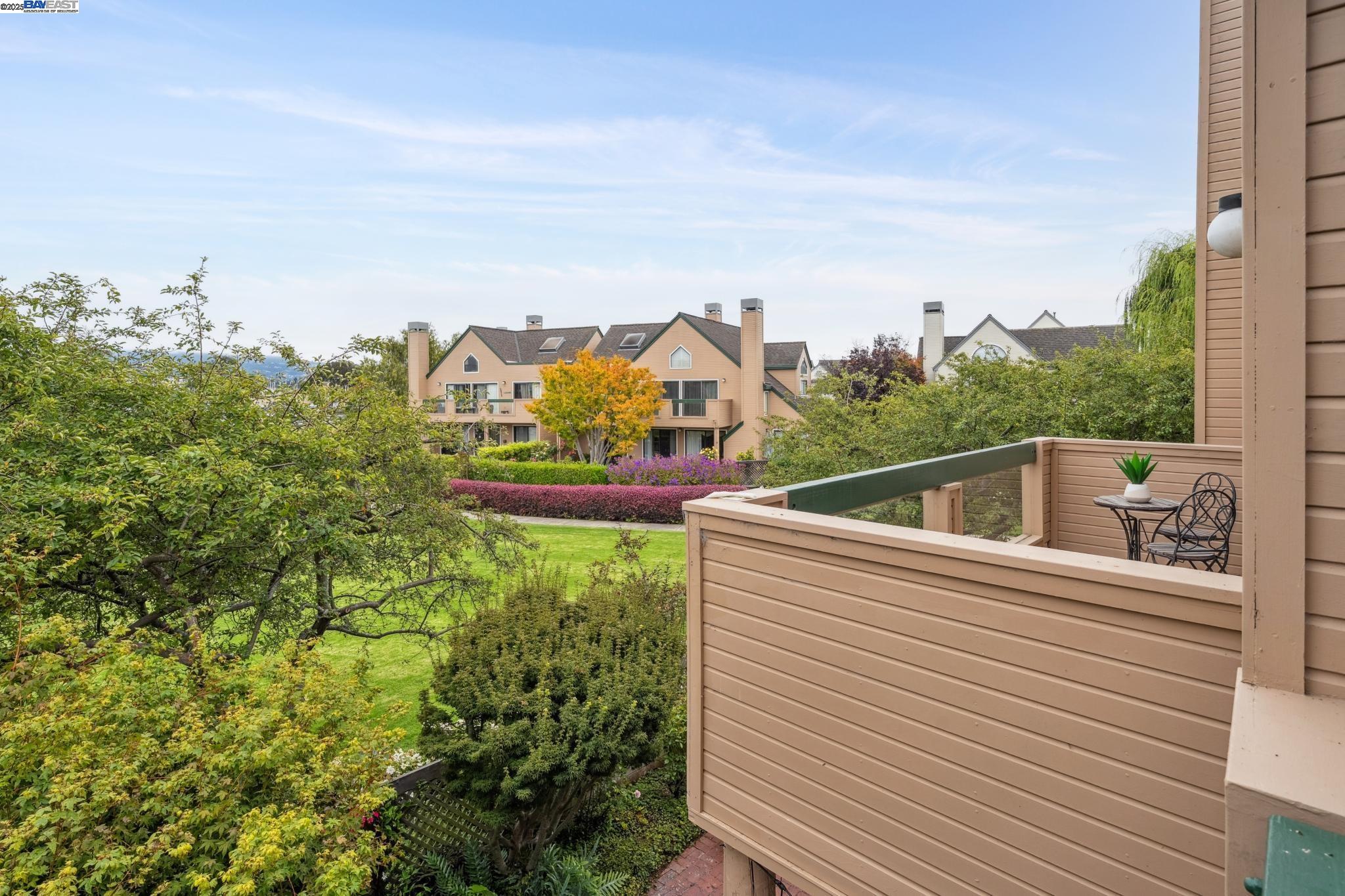 Alameda, California 94501, United States, 2 Bedrooms Bedrooms, ,2 BathroomsBathrooms,Residential,Active,194807