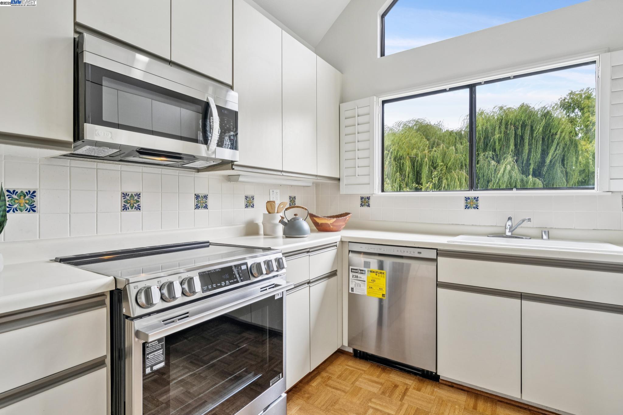 Alameda, California 94501, United States, 2 Bedrooms Bedrooms, ,2 BathroomsBathrooms,Residential,Active,194807