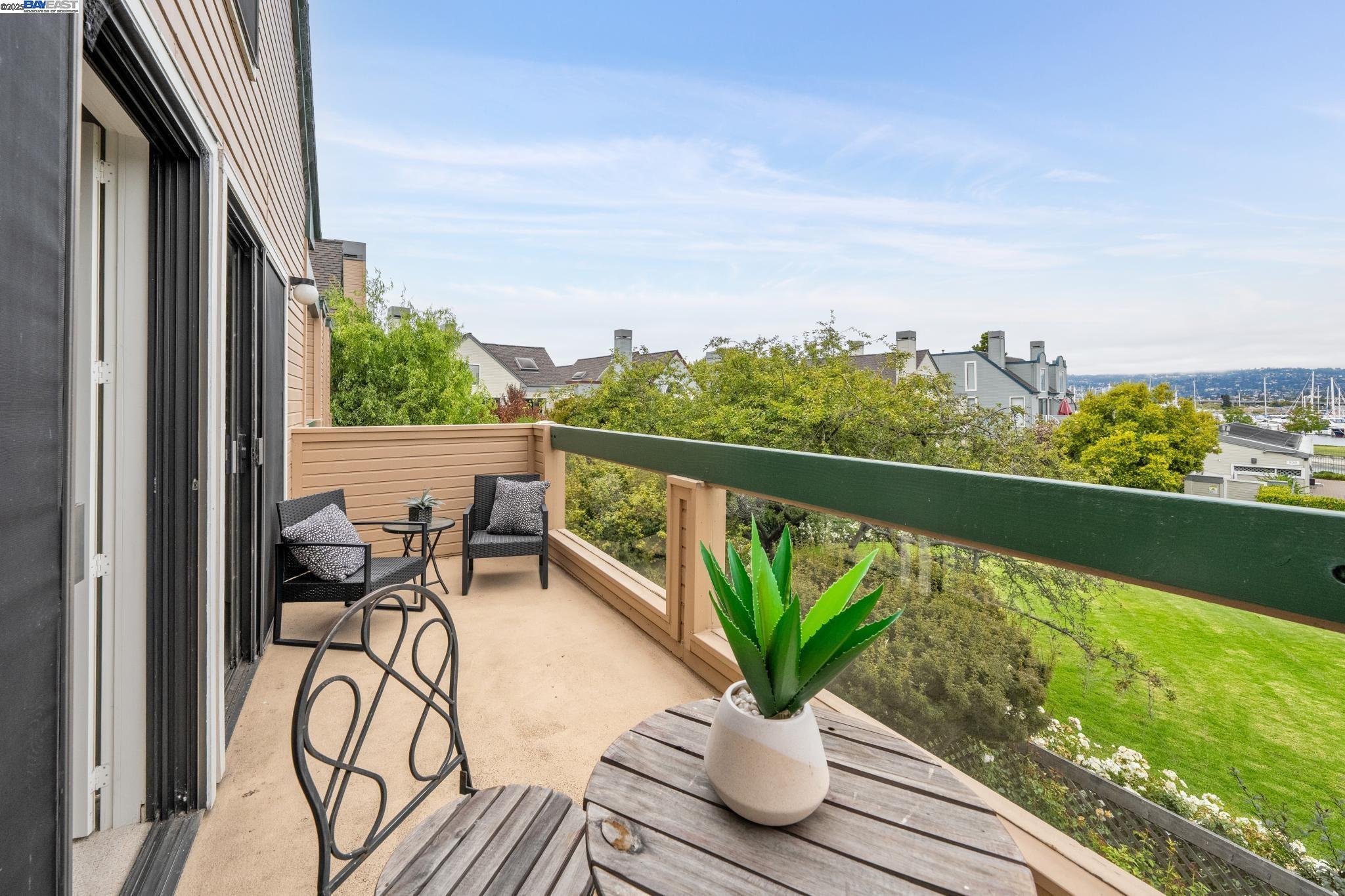 Alameda, California 94501, United States, 2 Bedrooms Bedrooms, ,2 BathroomsBathrooms,Residential,Active,194807