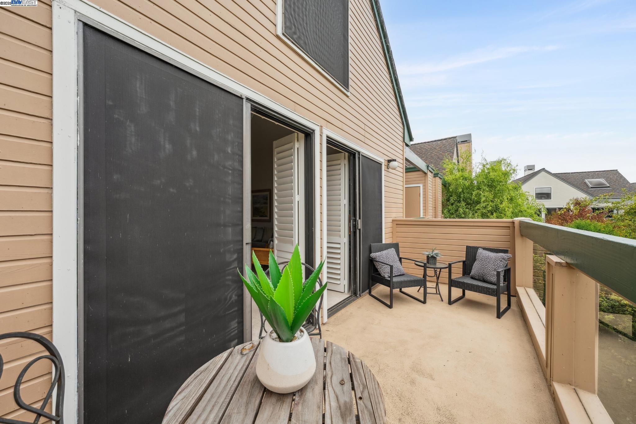 Alameda, California 94501, United States, 2 Bedrooms Bedrooms, ,2 BathroomsBathrooms,Residential,Active,194807