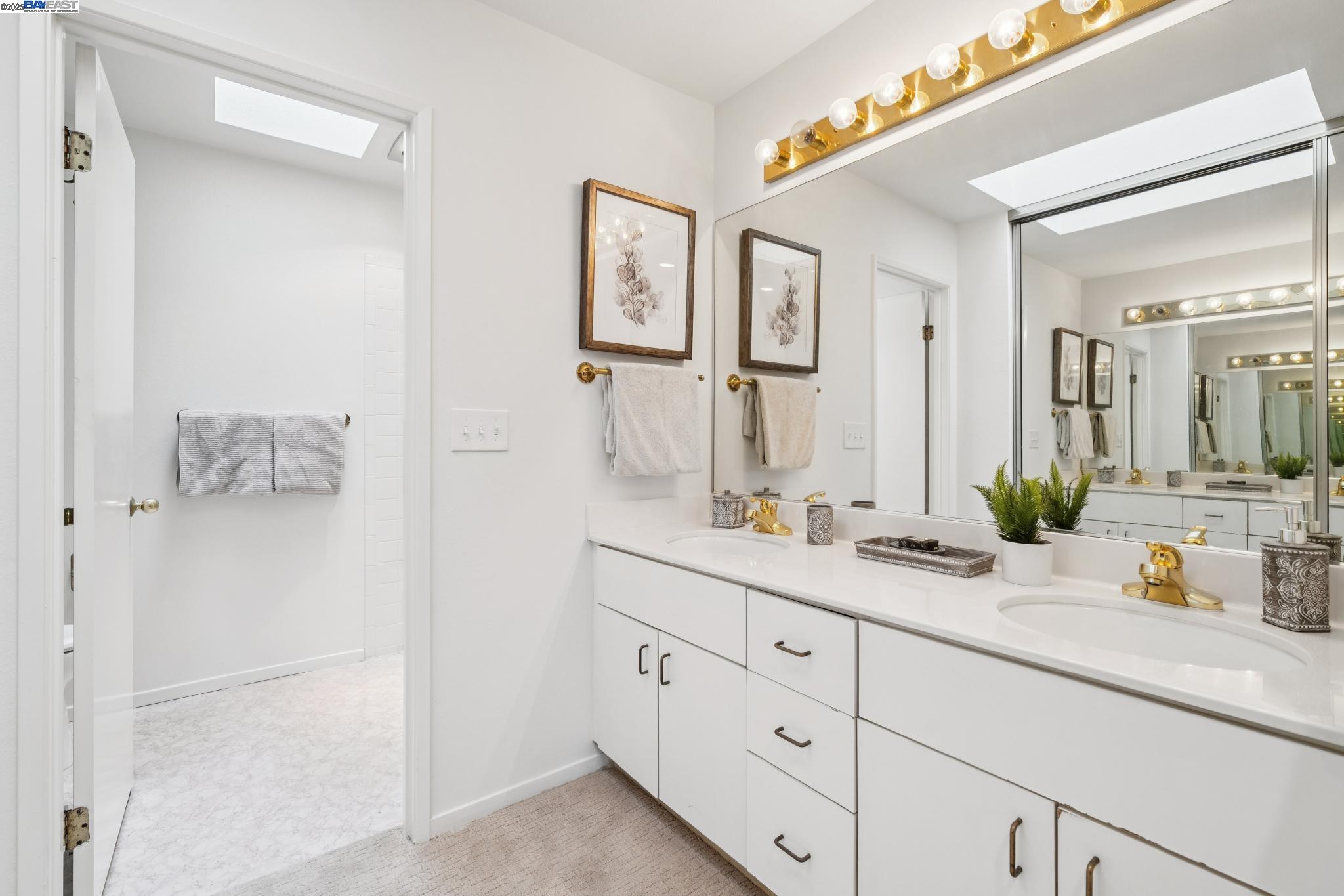 Alameda, California 94501, United States, 2 Bedrooms Bedrooms, ,2 BathroomsBathrooms,Residential,Active,194807