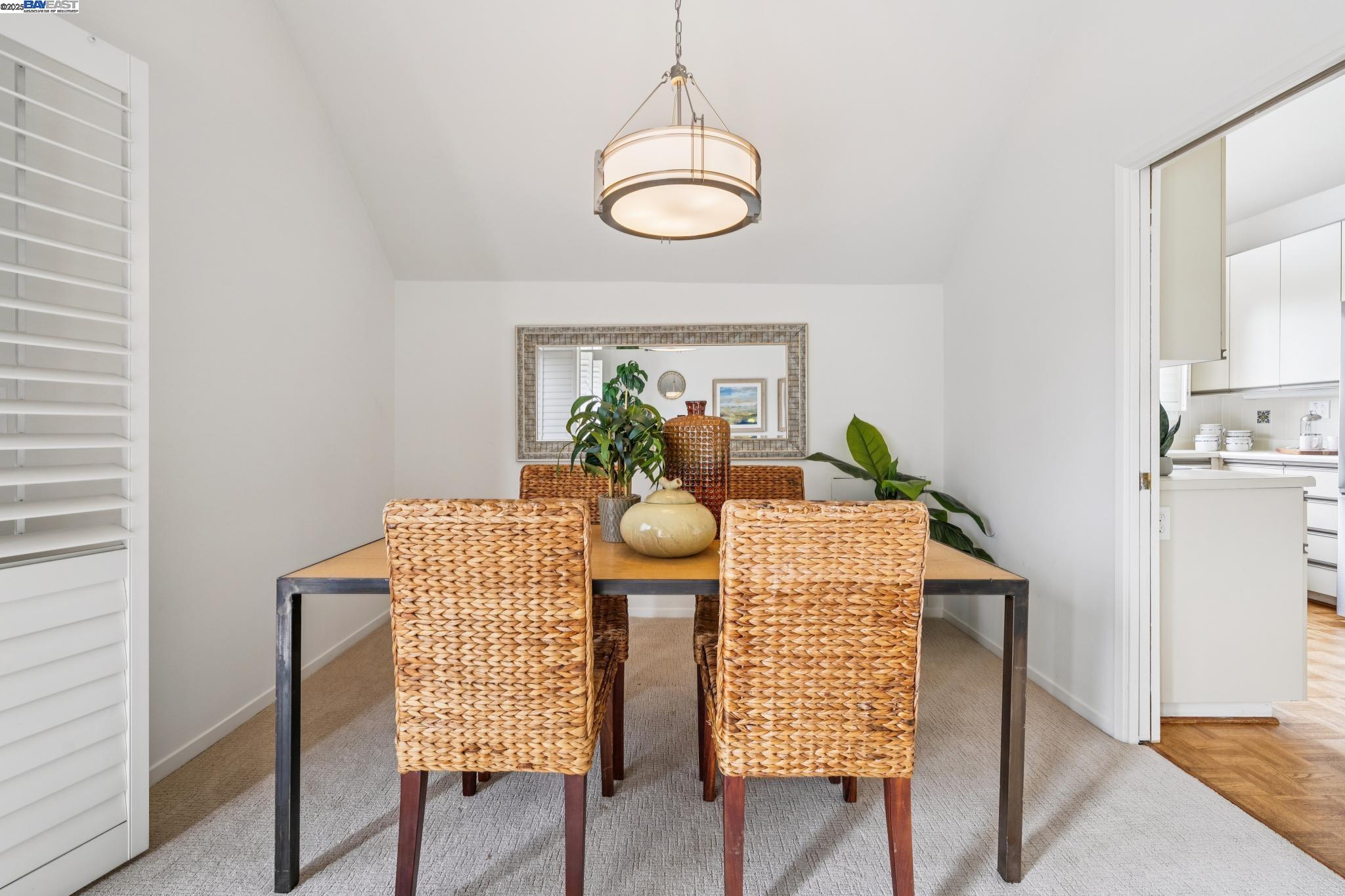 Alameda, California 94501, United States, 2 Bedrooms Bedrooms, ,2 BathroomsBathrooms,Residential,Active,194807