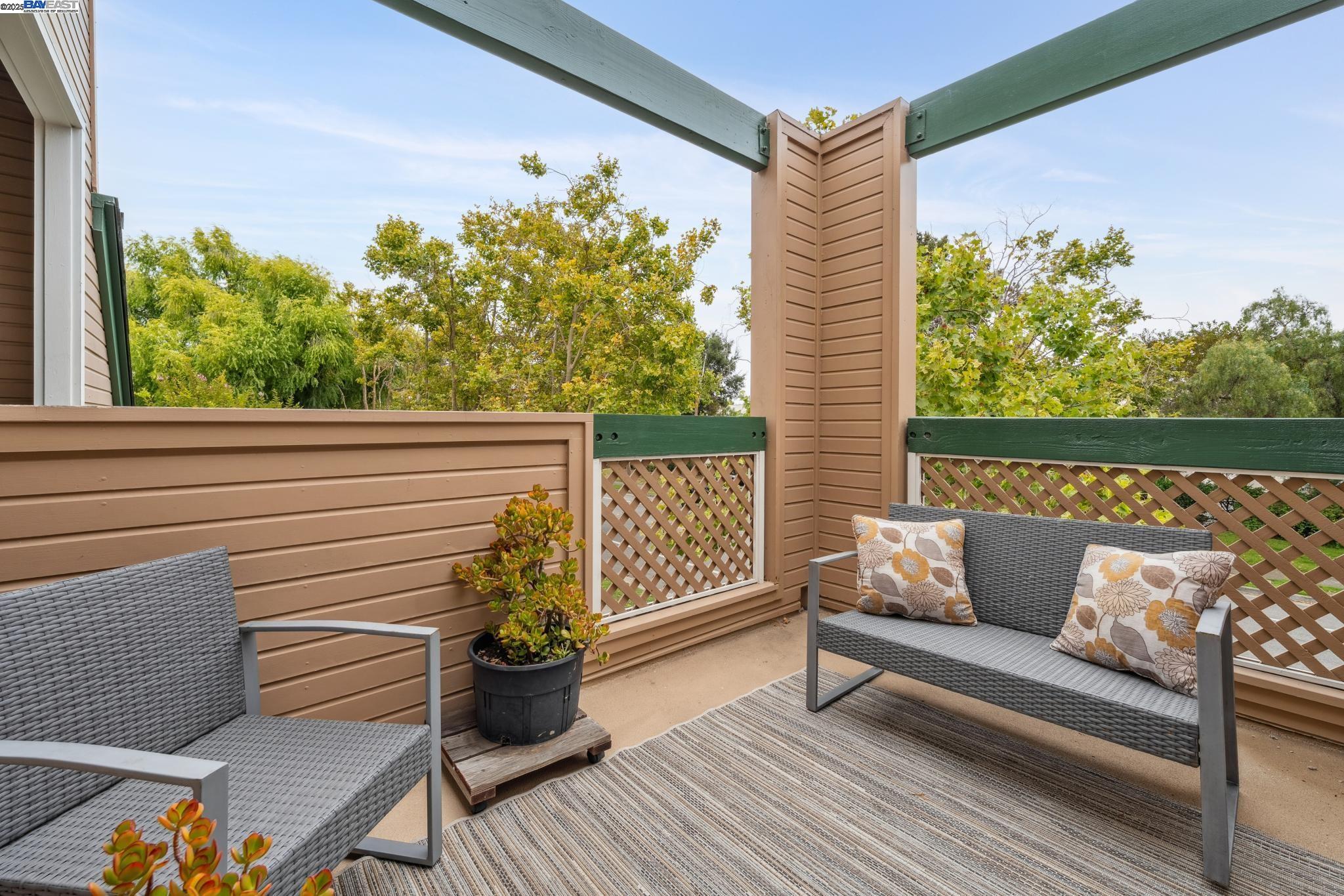 Alameda, California 94501, United States, 2 Bedrooms Bedrooms, ,2 BathroomsBathrooms,Residential,Active,194807