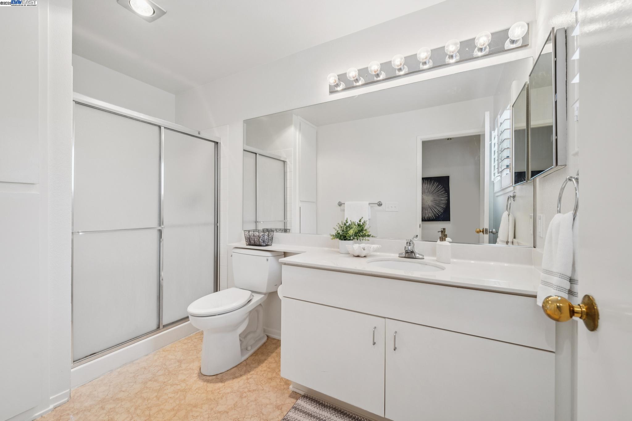 Alameda, California 94501, United States, 2 Bedrooms Bedrooms, ,2 BathroomsBathrooms,Residential,Active,194807