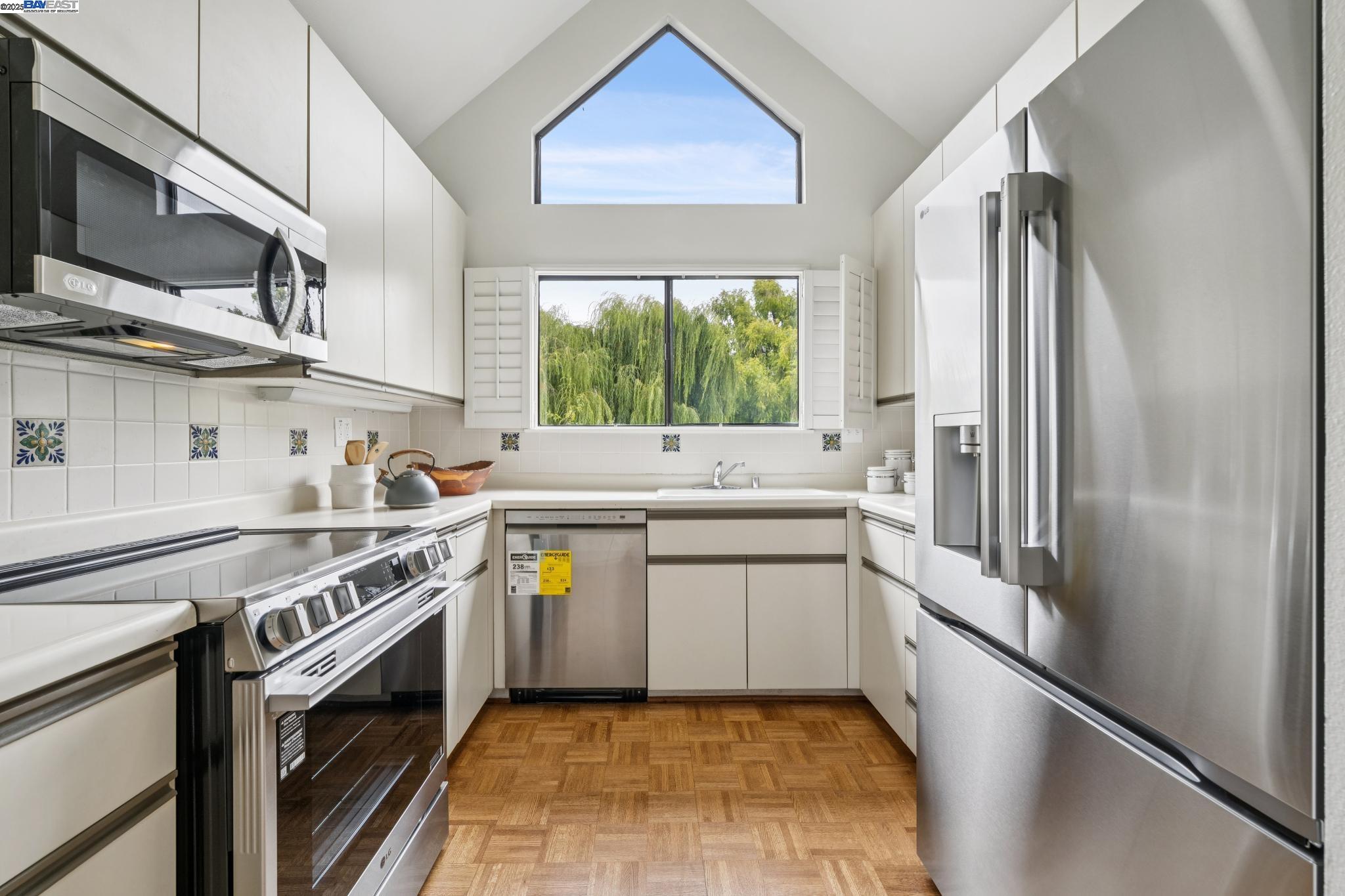 Alameda, California 94501, United States, 2 Bedrooms Bedrooms, ,2 BathroomsBathrooms,Residential,Active,194807