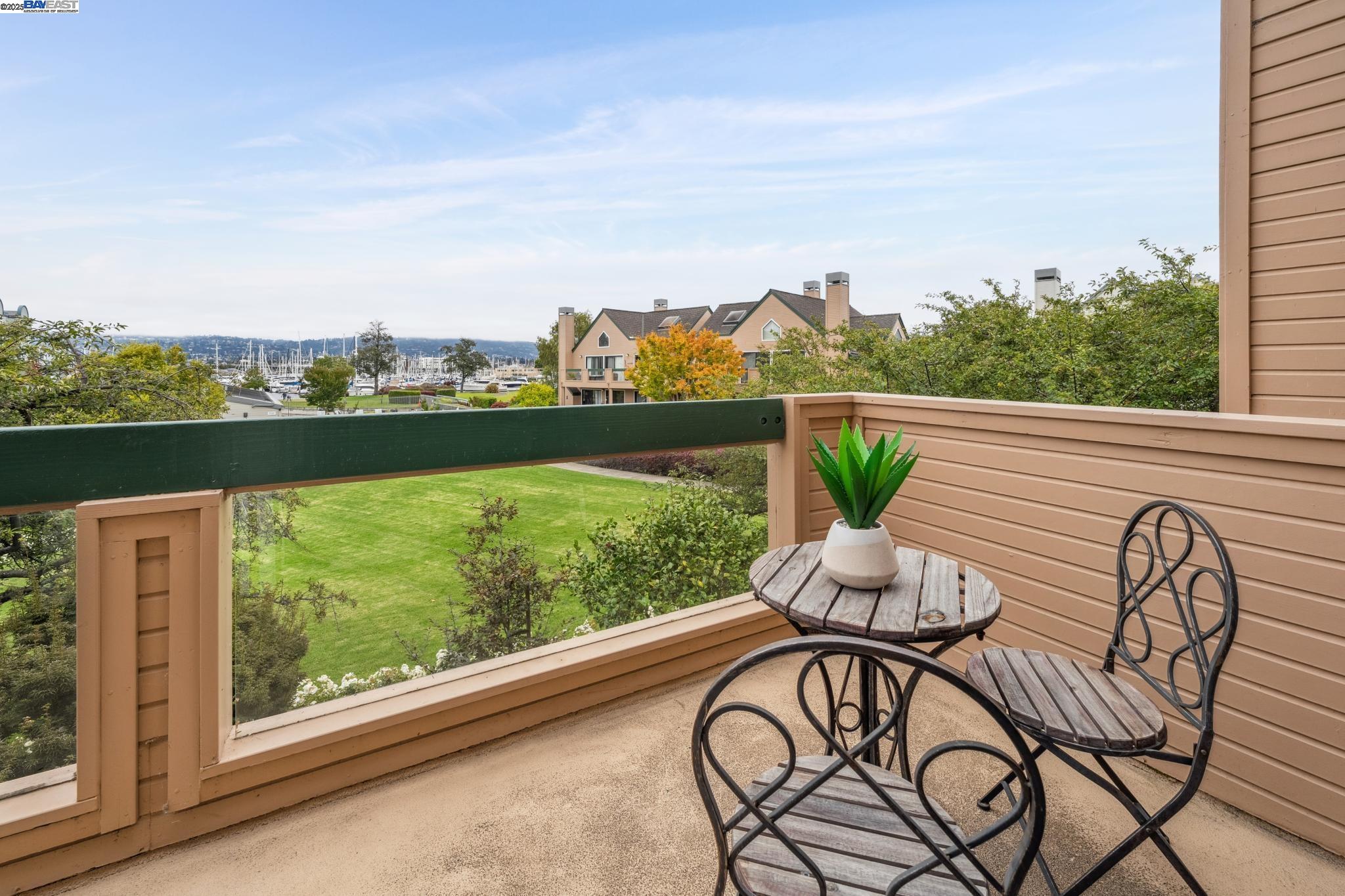 Alameda, California 94501, United States, 2 Bedrooms Bedrooms, ,2 BathroomsBathrooms,Residential,Active,194807