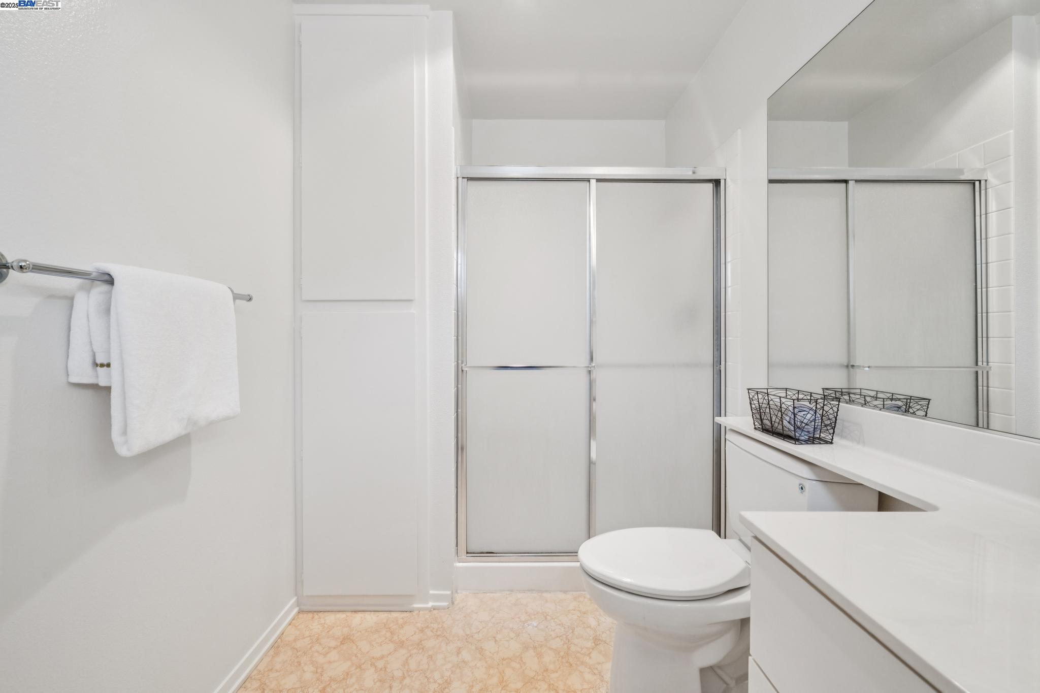 Alameda, California 94501, United States, 2 Bedrooms Bedrooms, ,2 BathroomsBathrooms,Residential,Active,194807